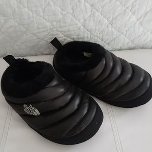 The North Face slippers small 6-6.5 Like new